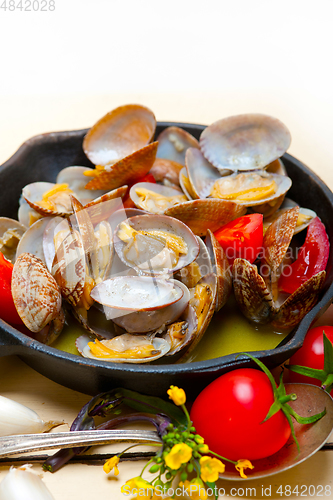 Image of fresh clams on an iron skillet