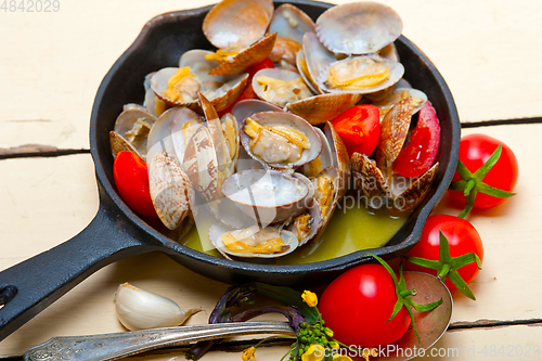 Image of fresh clams on an iron skillet