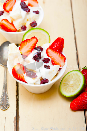 Image of fruit and yogurt salad healthy breakfast