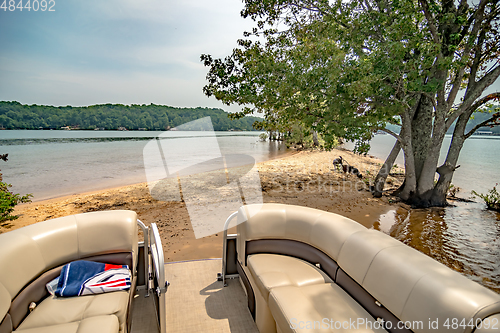 Image of boating on lake hartwell in south carolina