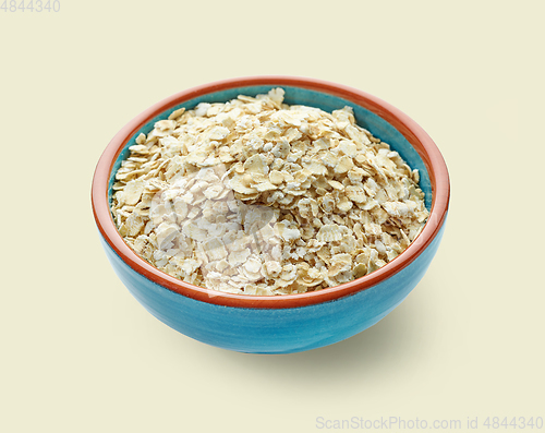 Image of bowl of oat flakes