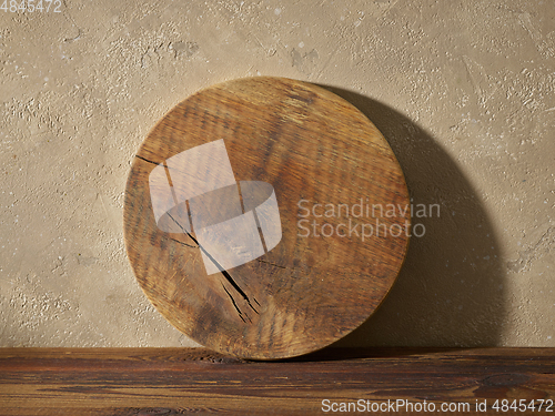 Image of round wooden cutting board