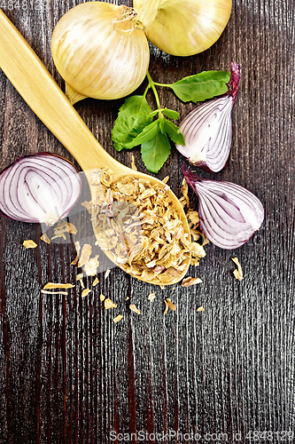 Image of Onion flakes in spoon on board top