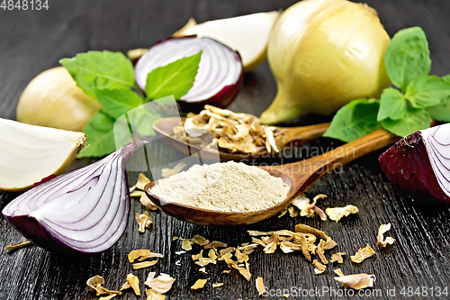 Image of Onion powder and flakes in spoons on board