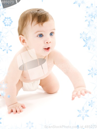 Image of crawling baby boy in diaper