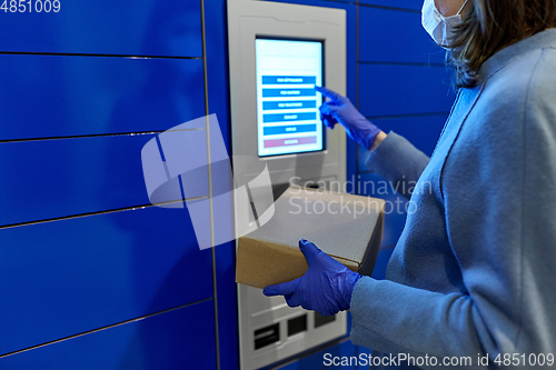 Image of woman in mask with box at parcel machine