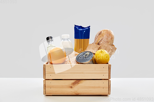 Image of food in wooden box on table