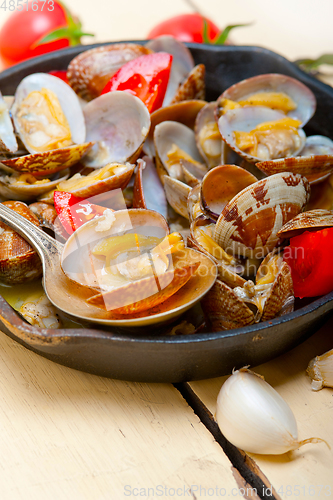 Image of fresh clams on an iron skillet