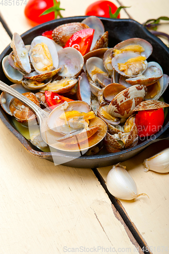 Image of fresh clams on an iron skillet