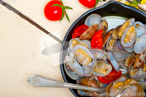 Image of fresh clams on an iron skillet