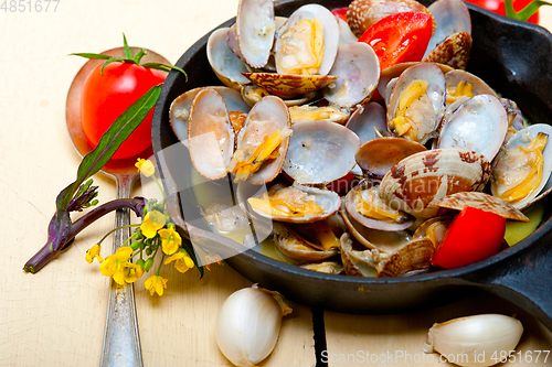 Image of fresh clams on an iron skillet