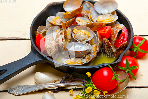 Image of fresh clams on an iron skillet