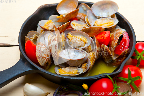 Image of fresh clams on an iron skillet