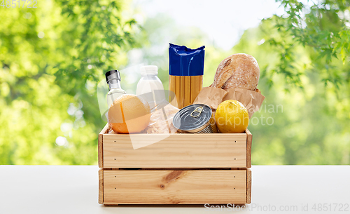 Image of food in wooden box on table