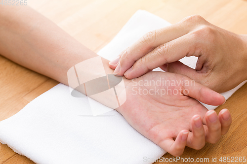 Image of Chinese therapy for Pulse diagnostic on hand