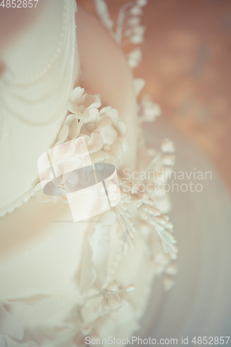 Image of Beautiful white wedding cake