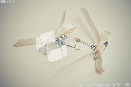 Image of Silver arrows of love with bows.