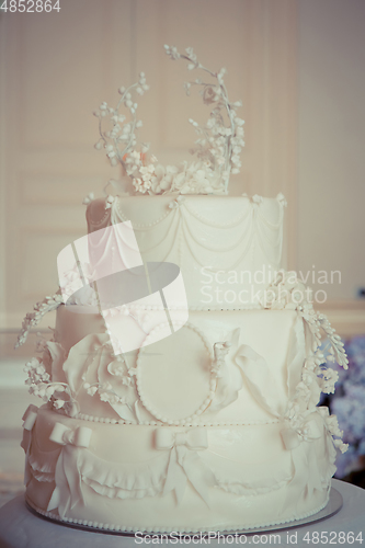 Image of Beautiful white wedding cake