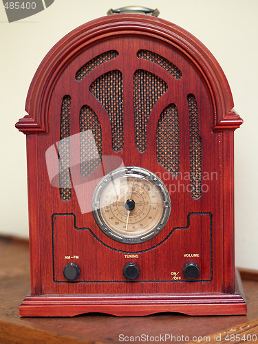 Image of antique wooden radio with large frequency dial