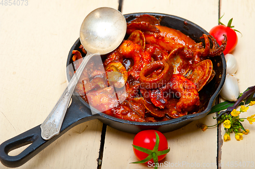 Image of fresh seafoos stew on an iron skillet