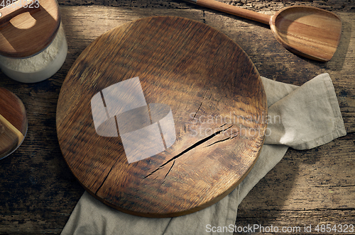 Image of round wooden cutting board