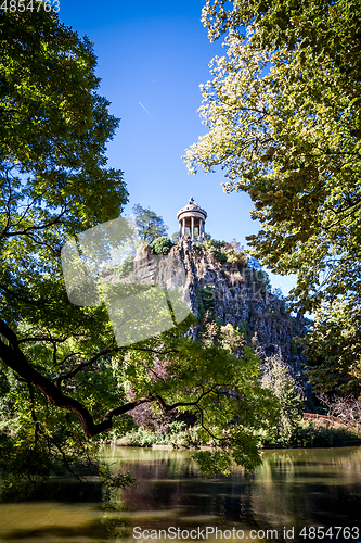 Image of Sibyl temple and lake in Buttes-Chaumont Park, Paris