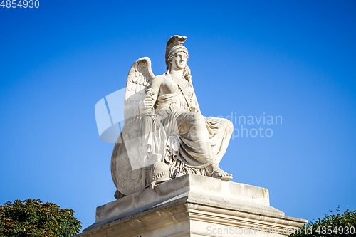 Image of Victorious France statue near the Triumphal Arch of the Carrouse