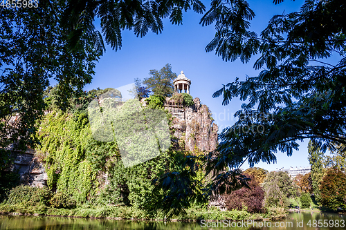 Image of Sibyl temple and lake in Buttes-Chaumont Park, Paris