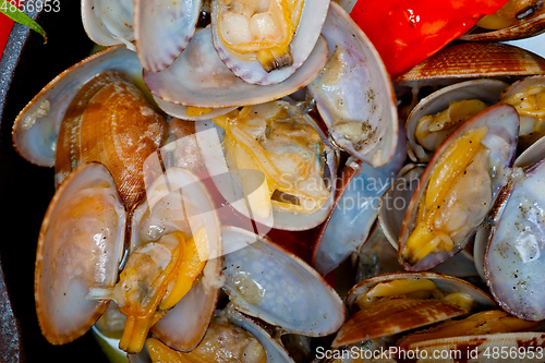 Image of fresh clams on an iron skillet