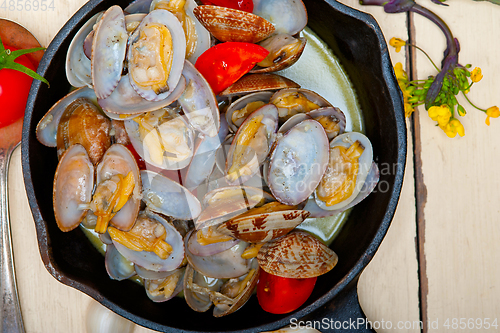 Image of fresh clams on an iron skillet