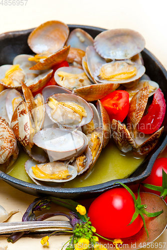 Image of fresh clams on an iron skillet