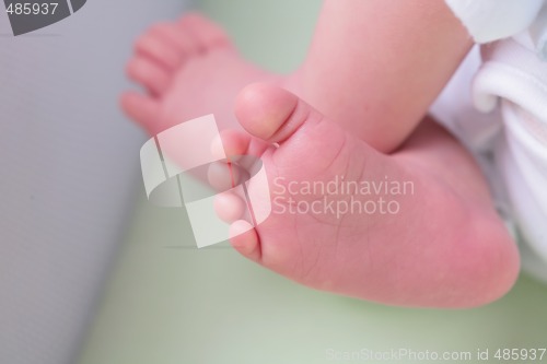 Image of foots of newborn