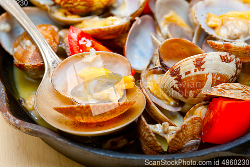 Image of fresh clams on an iron skillet