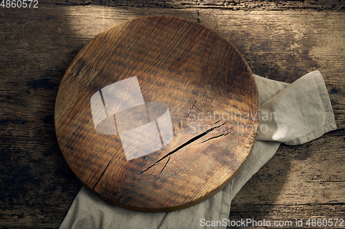 Image of round wooden cutting board