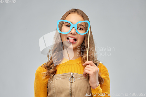 Image of smiling teenage girl with big glasses