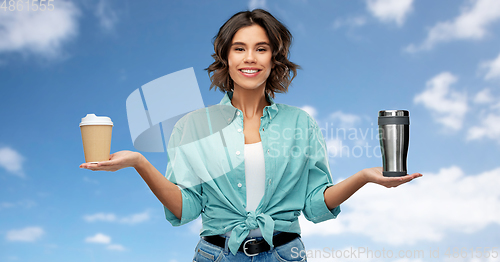 Image of woman comparing thermo cup and paper coffee cup