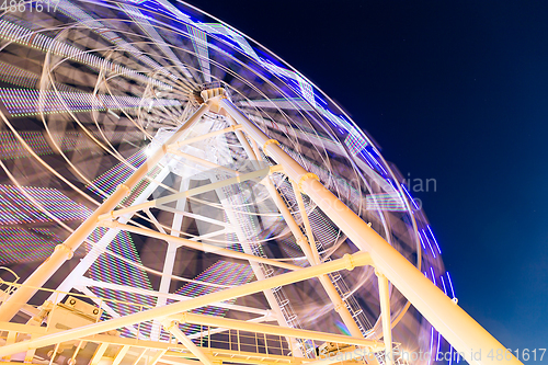 Image of Ferris wheel moving