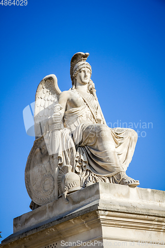 Image of Victorious France statue near the Triumphal Arch of the Carrouse