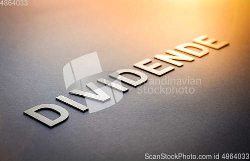 Image of Word dividende written with white solid letters