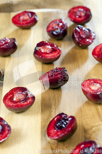 Image of red juicy cherries