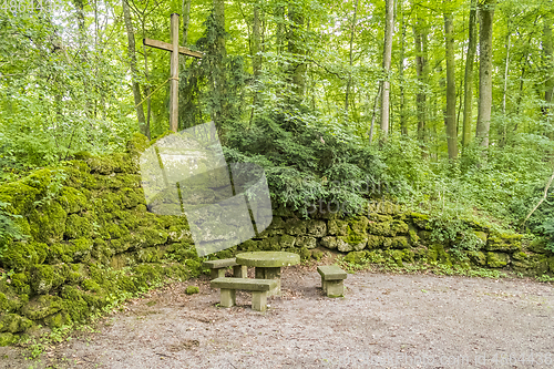 Image of historic overgrown memorial in Kupferzell