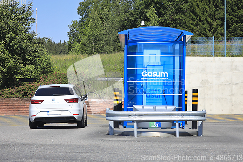 Image of White Seat Leon TGI car being refueled biogas at Gasum CNG stati