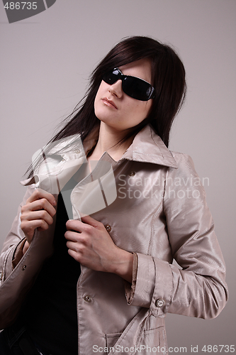 Image of Woung woman with sunglasses