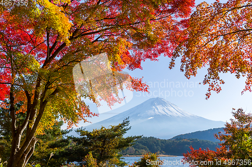 Image of Lake and Fujisan in autumn