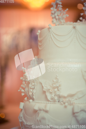 Image of Beautiful white wedding cake