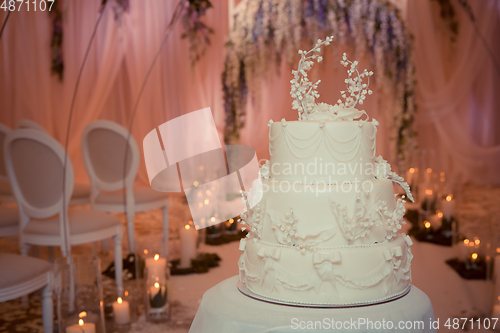 Image of Beautiful white wedding cake