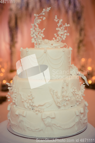 Image of Beautiful white wedding cake