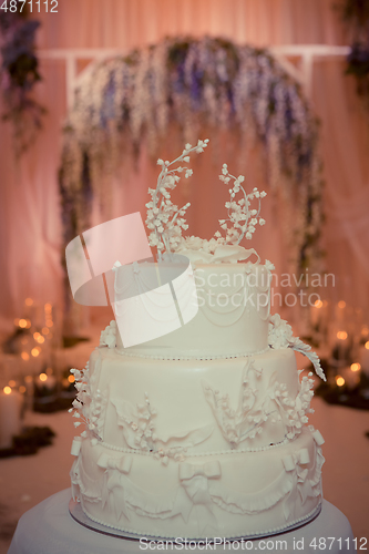 Image of Beautiful white wedding cake