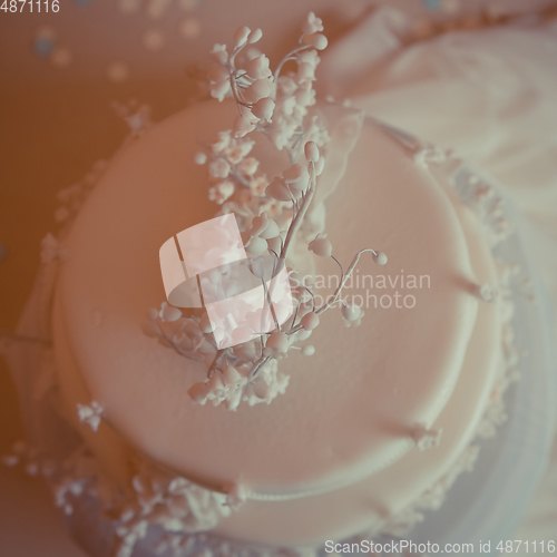 Image of Beautiful white wedding cake