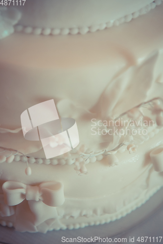 Image of Beautiful white wedding cake